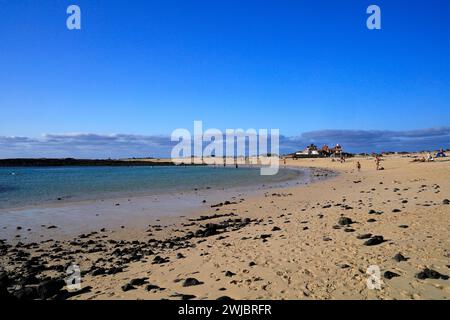 Plage de sable de la Concha avec des gens au loin, El Cotillo, Fuerteventura prise novembre 2023 Banque D'Images