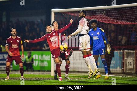 Will Wright de Crawley efface le ballon sous la pression de Jamille Matt de Walsall pendant le match Sky Bet EFL League Two entre Crawley Town et Walsall au Broadfield Stadium , Crawley , Royaume-Uni - 13 février 2024 photo Simon Dack / images téléphoto. Usage éditorial exclusif. Pas de merchandising. Pour Football images, les restrictions FA et premier League s'appliquent inc. aucune utilisation d'Internet/mobile sans licence FAPL - pour plus de détails, contactez Football Dataco Banque D'Images