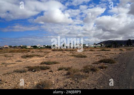 Route poussiéreuse vers le village d'El Roque à travers la brousse d'El Cotillo, Fuerteventura a pris novembre 2023 jour nuageux Banque D'Images