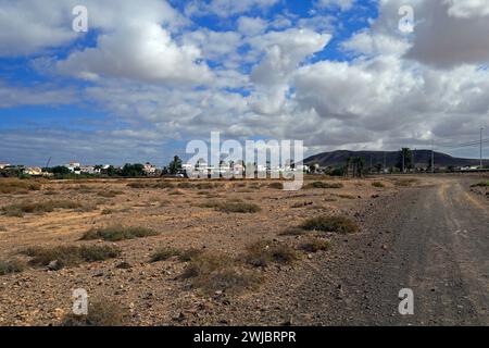 Route poussiéreuse vers le village d'El Roque à travers la brousse d'El Cotillo, Fuerteventura a pris novembre 2023 jour nuageux Banque D'Images