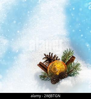 Pomme de pin dans une dérive de neige. Concept de vacances de Noël. Décoration naturelle. Branche de conifères en hiver. Le concept de vacances d'hiver, nouvel an, noël, Banque D'Images