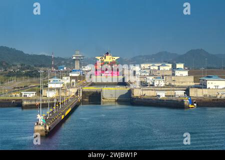 Canal de Panama, Panama - 23 janvier 2024 : vue panoramique approchant l'une des écluses du canal Cocoli Banque D'Images