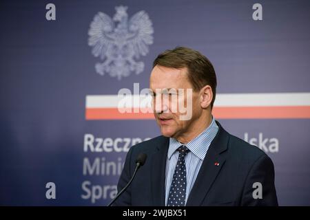 Varsovie, Pologne. 14 février 2024. Le ministre polonais des Affaires étrangères Radoslaw Sikorski s'exprime lors d'une conférence de presse avec le ministre estonien des Affaires étrangères à Varsovie. Le ministre estonien des Affaires étrangères - Margus Tsahkna s'est rendu en Pologne et a rencontré Radoslaw Sikorski - ministre des Affaires étrangères. Les ministres des Affaires étrangères ont discuté des questions commerciales entre les deux pays et des questions de sécurité des pays baltes liées à l'invasion russe en Ukraine. Crédit : SOPA images Limited/Alamy Live News Banque D'Images