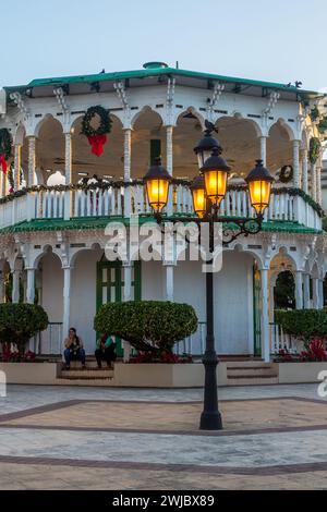 Lampadaires et belvédère victorien ou kiosque à musique décoré pour Noël sur la place de l'indépendance à Puerto Plata, République dominicaine. Banque D'Images