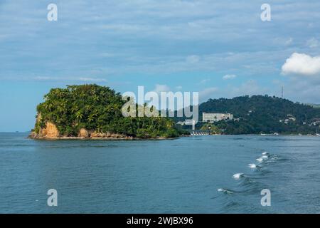 Cayo Vigia est reliée à la ville de Samana par un pont piétonnier appelé Brug Samana van Leona. République dominicaine. Banque D'Images