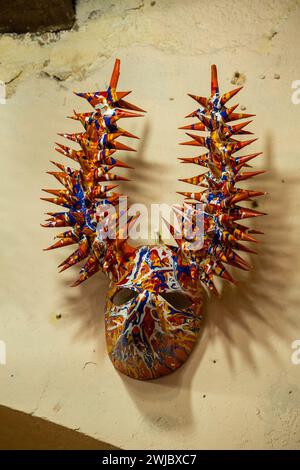 Masque de carnaval Los Pepines Lechone de Santiago dans un magasin du Mercado Modelo à Santo Domingo, République Dominicaine. Banque D'Images