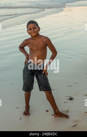 Un jeune garçon dominicain nage à la plage de Bahia de Las Galeras sur la péninsule de Samana, en République dominicaine. Banque D'Images