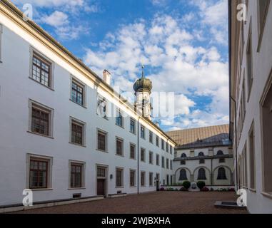 Cour de l'ancien collège jésuite, aujourd'hui tribunal de district Bezirksgericht, église Jesuitenkirche Hall in Tirol région Hall-Wattens Tirol, Tyrol Autriche Banque D'Images