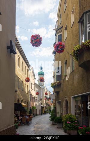 Vieille ville, allée Rosengasse, église paroissiale Nikolaus Hall in Tirol Region Hall-Wattens Tirol, Tyrol Autriche Banque D'Images