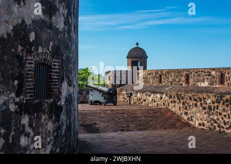 Un canon espagnol près d'une guérite ou d'une sentinelle à Fortaleza San Felipe, aujourd'hui musée à Puerto Plata, République dominicaine. Banque D'Images