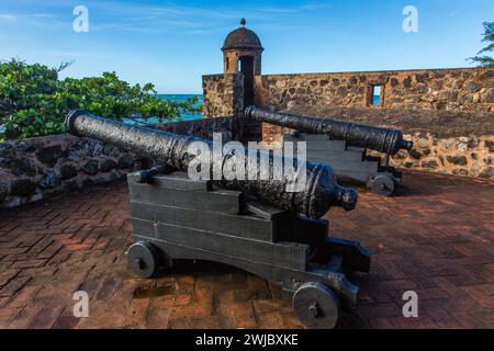 Canons coloniaux espagnols près d'une guérite ou d'une sentinelle à Fortaleza San Felipe, aujourd'hui musée à Puerto Plata, République dominicaine. Banque D'Images