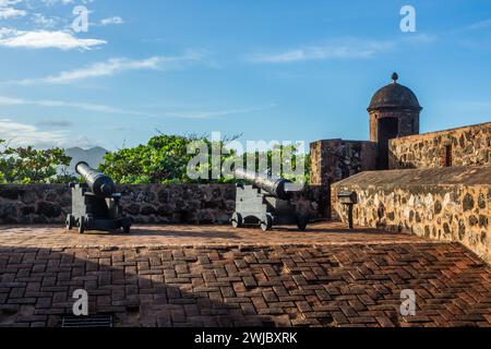 Canons coloniaux espagnols près d'une guérite ou d'une sentinelle à Fortaleza San Felipe, aujourd'hui musée à Puerto Plata, République dominicaine. Banque D'Images