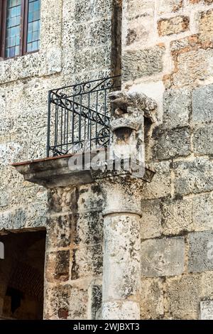 Gargouille en pierre sculptée sur la Maison historique des Jésuites dans la ville coloniale de Saint-Domingue, République dominicaine. Un site classé au patrimoine mondial de l'UNESCO. Banque D'Images