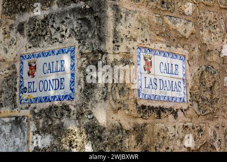 Sreet signe à l'angle de Calle El Conde et Calle Las Damas dans la ville coloniale de Santo Domingo, République dominicaine. Cet ancien bâtiment colonial Banque D'Images