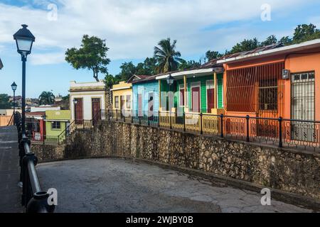 Vieilles maisons peintes de couleur sur la Calle Hostos dans la ville coloniale de Saint-Domingue en République dominicaine. Un site classé au patrimoine mondial de l'UNESCO. Cette St Banque D'Images