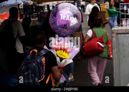 Mexico, Mexique. 13 février 2024. 13 février 2024, Mexico, Mexique : des personnes assistent au marché aux fleurs pour acheter des arrangements floraux avant la célébration de la Saint-Valentin. Le 13 février 2024 à Mexico (photo Luis Barron/Eyepix Group/Sipa USA). Crédit : Sipa USA/Alamy Live News Banque D'Images