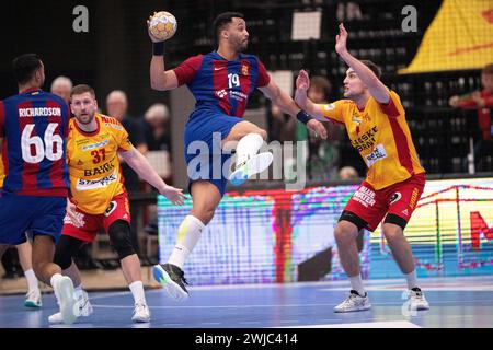 Timothey N'Guessan de Barcelone contre Frederik Clausen et Linus Persson de GOG lors du match de handball de la Ligue des Champions entre GOG et le Barça (Barcelone) au Sydbank Arena de Kolding le mercredi 14 février 2024. (Photo : Bo Amstrup/Ritzau Scanpix) Banque D'Images