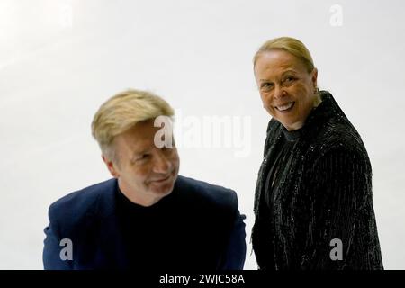 Les patineurs Jayne Torvill et Christopher Dean sur la glace au Center Skenderija, Sarajevo, alors qu’ils visitent la Bosnie-Herzégovine pour marquer le 40e anniversaire de leur victoire aux Jeux olympiques d’hiver de 1984 et ont annoncé leur retraite. Date de la photo : mercredi 14 février 2024. Banque D'Images