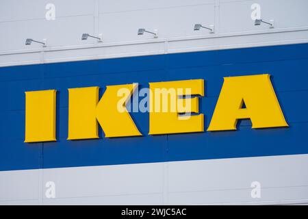 Trollhättan, Suède - 09 octobre 2022 : enseigne IKEA jaune à l'extérieur d'un entrepôt Banque D'Images