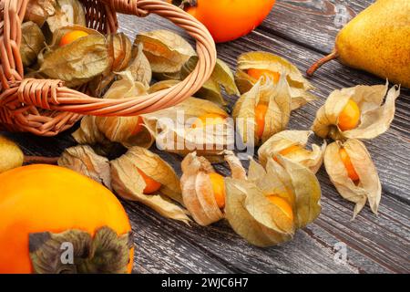 panier physalis sur fond de bois Banque D'Images