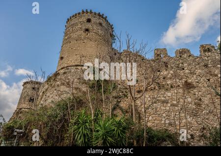Le château Avalos de Vairano Patenora est un bâtiment de forme carrée avec des murs périmétriques en pierre et quatre tours d'angle cylindriques. Il a été construit par Ripan Banque D'Images