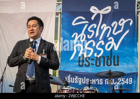 Bangkok, Thaïlande. 14 février 2024. Padipat Suntiphada, un homme politique thaïlandais et actuellement le premier vice-président de la Chambre des représentants de Thaïlande, est vu prononcer un discours, lors du festival d'amnistie pour la Saint-Valentin, dans le bâtiment du Parlement. 23 personnes des organisations d'amnistie ainsi que des centaines d'activistes, de bénévoles et de gens ordinaires se sont réunis pour exiger la fin des poursuites contre les personnes pour expression politique, pour rétablir leurs droits et leur liberté, et pour libérer de prison les personnes ayant des divergences politiques. Crédit : SOPA images Limited/Alamy Live News Banque D'Images