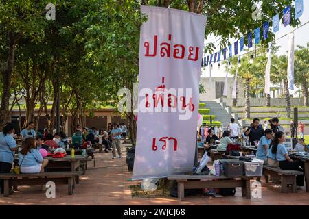 Bangkok, Thaïlande. 14 février 2024. Une pancarte avec "Libérez nos amis de prison" est vue, pendant le Festival d'Amnesty pour la Saint-Valentin, sur la place publique. 23 personnes des organisations d'amnistie ainsi que des centaines d'activistes, de bénévoles et de gens ordinaires se sont réunis pour exiger la fin des poursuites contre les personnes pour expression politique, pour rétablir leurs droits et leur liberté, et pour libérer de prison les personnes ayant des divergences politiques. (Photo de Nathalie Jamois/SOPA images/SIPA USA) crédit : SIPA USA/Alamy Live News Banque D'Images