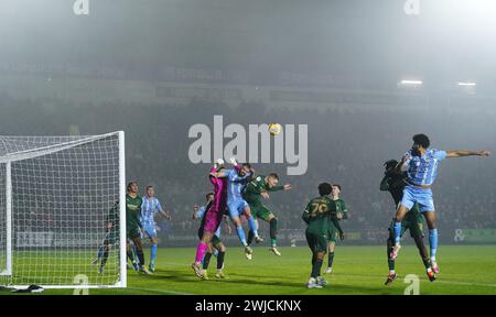 Une vue générale de l'action à la bouche du but pendant le Sky Bet Championship match à Home Park, Plymouth. Date de la photo : mercredi 14 février 2024. Banque D'Images