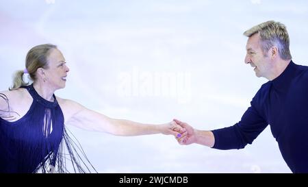 Sarajevo, Bosnie-Herzégovine. 14 février 2024. Les danseurs sur glace britanniques Jayne Torvill et Christopher Dean exécutent la routine qui leur a donné le premier, et jusqu'à présent, le score parfait dans l'histoire olympique du patinage, Bolero, lors d'un spectacle de patinage sur glace pour marquer le 40e anniversaire des Jeux olympiques d'hiver de Sarajevo 1984 à Sarajevo, Bosnie-Herzégovine, le 14 février 2024. Photo : Armin Durgut/PIXSELL crédit : Pixsell/Alamy Live News Banque D'Images