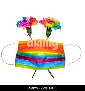 Masque médical arc-en-ciel vibrant orné d'œillets. Mois de la fierté communautaire arc-en-ciel LGBTQ Banque D'Images