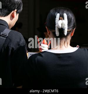 Un touriste prenant une photo à un stand de nourriture au marché extérieur de Tsukiji dans la ville de Tokyo au Japon. Banque D'Images