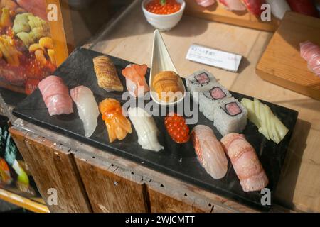 Une sélection de faux sushis sur un comptoir de restaurant au Japon. Banque D'Images