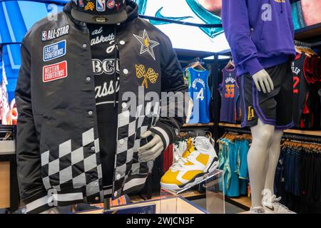 Marchandise de marque au NBA Store sur Fifth Avenue à New York, États-Unis 2024 Banque D'Images