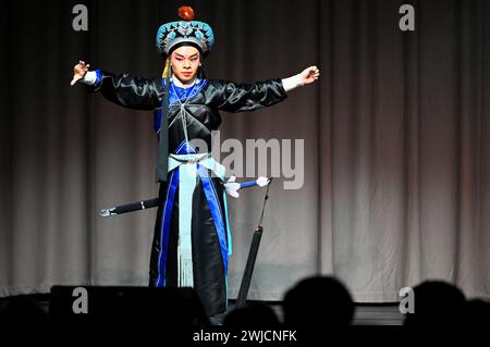 Édimbourg, Écosse, Royaume-Uni. 13 février 2024. Joyeux Dragon pour Un joyeux nouvel an chinois, les célébrations de l'année du Dragon se poursuivent dans les salles d'Assemblée, avec un spectacle de danse, de costumes, d'expositions culturelles et artistiques, une extravagance remplie de spectacles vibrants, de festivités traditionnelles et d'expériences immersives. Crédit : Craig Brown/Alamy Live News Banque D'Images