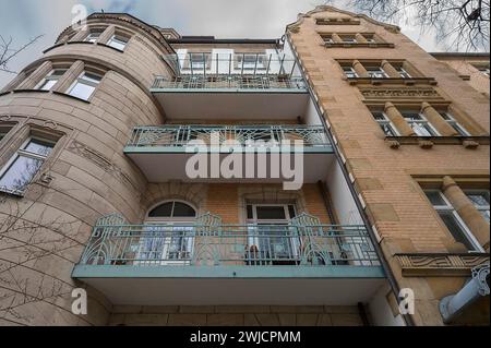 Maison d'habitation construite vers 1900, balustrades de balcon en fer forgé dans le style Art Nouveau, Hastverstr. 34, Nuremberg, moyenne Franconie, Bavière, Allemagne Banque D'Images