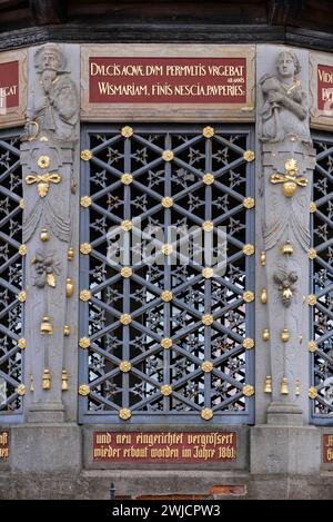 Détail de l'usine d'eau Wismar, construite en 1861, place du marché, Wismar, Mecklembourg-Poméranie occidentale, Allemagne Banque D'Images