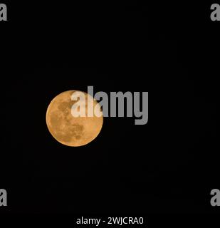 Première nuit de lune de gibbon à la cire après la pleine lune d'avril vu d'une petite ville de Corée du Sud Banque D'Images