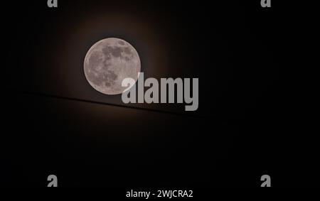 Juin pleine lune entourée d'un halo causé par les gaz dans l'atmosphère pris en Corée du Sud Banque D'Images