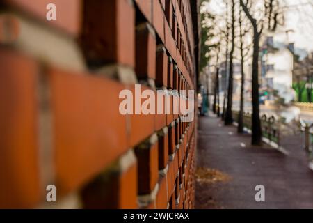 Foyer sélectif de mur de briques le long d'une rue floue dans un quartier rural à Daejeon, Corée du Sud Banque D'Images