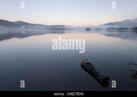 Derwent eau à l'aube un jour d'automne brumeux, dans le Lake District anglais Banque D'Images