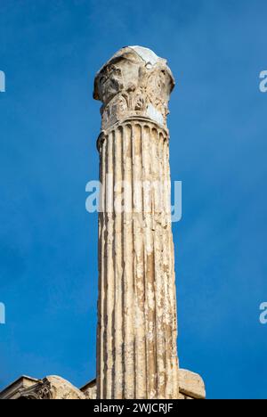 Colonne de la Bibliothèque d'Hadrien contre le ciel, Athènes, Grèce Banque D'Images