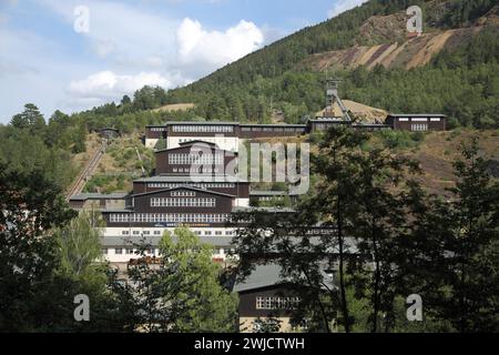 UNESCO Rammelsberg mine avec tour de bobinage et maisons, mine de minerai, Goslar, Harz, basse-Saxe, Allemagne Banque D'Images