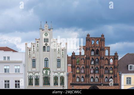 Deux maisons de pignons de différentes périodes stylistiques, Art Nouveau vers 1900 et gothique, Wismar, Mecklembourg-Poméranie occidentale, Allemagne Banque D'Images