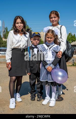 Famille et écoliers au premier jour d'école, région d'Issyk-Koul, Kirghizistan Banque D'Images