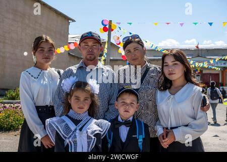 Famille et écoliers au premier jour d'école, région d'Issyk-Koul, Kirghizistan Banque D'Images