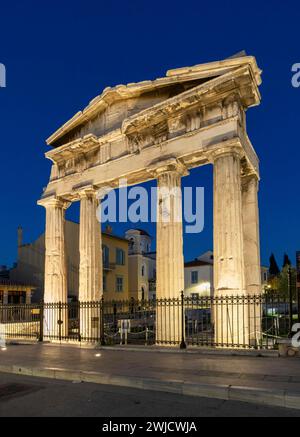 Porte d'Athéna Archegetis illuminée contre le ciel bleu nocturne, Agora romaine, Athènes, Grèce Banque D'Images