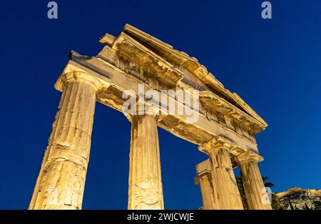 Porte d'Athéna Archegetis illuminée contre le ciel bleu nocturne, Agora romaine, Athènes, Grèce Banque D'Images