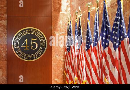 Drapeaux des États-Unis et plaque métallique avec gravure Donald J. Trump 45e Président POTUS dans le hall de Trump Tower, 5e Avenue, Manhattan, New York Banque D'Images