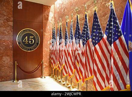 Drapeaux des États-Unis et plaque métallique avec gravure Donald J. Trump 45e Président POTUS dans le hall de Trump Tower, 5e Avenue, Manhattan, New York Banque D'Images