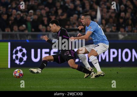 Rome, Italie. 14 février 2024. Jamal Musiala du F.C. Bayern Munchen et Adam Marusic du S.S. Lazio lors de la manche 16 de l'UEFA Champions League entre le S.S. Lazio et le F.C. Bayern Munich le 14 février 2024 au stade olympique de Rome, Italie. Crédit : Agence photo indépendante/Alamy Live News Banque D'Images